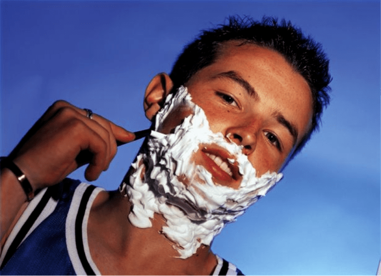 tinejdžer se brije i razmišlja o povećanju penisa