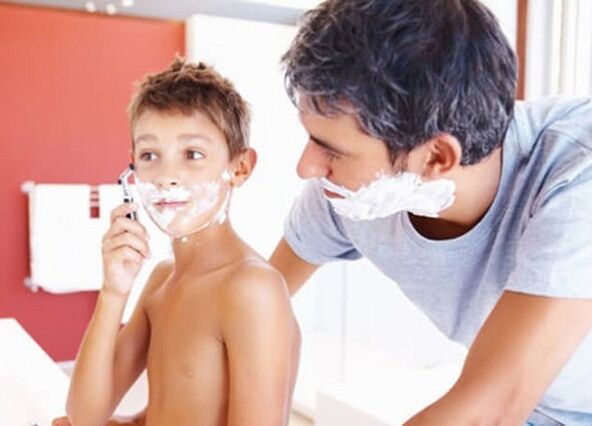 otac uči dijete da se brije i povećava penis