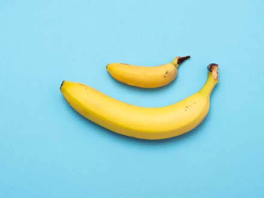 mali i povećani penis s pompom na primjeru banane